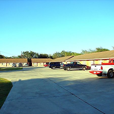 Lakeside Inn & Suites Mathis Exterior photo