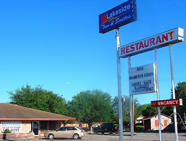 Lakeside Inn & Suites Mathis Exterior photo