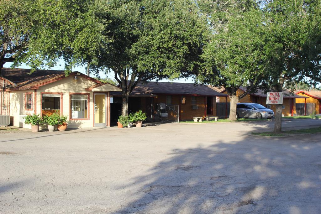 Lakeside Inn & Suites Mathis Exterior photo