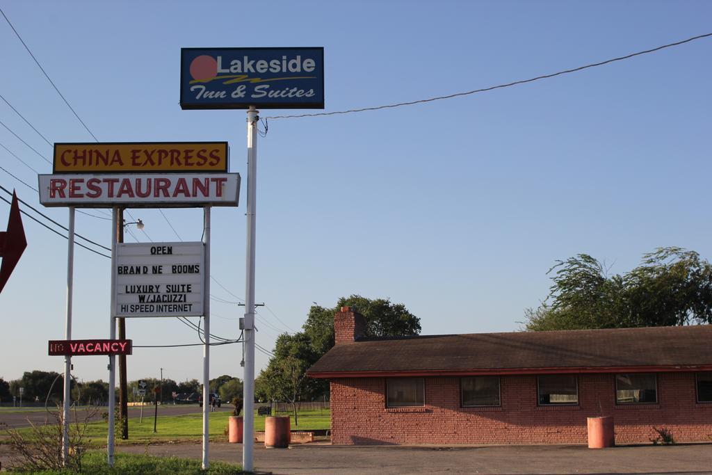 Lakeside Inn & Suites Mathis Exterior photo