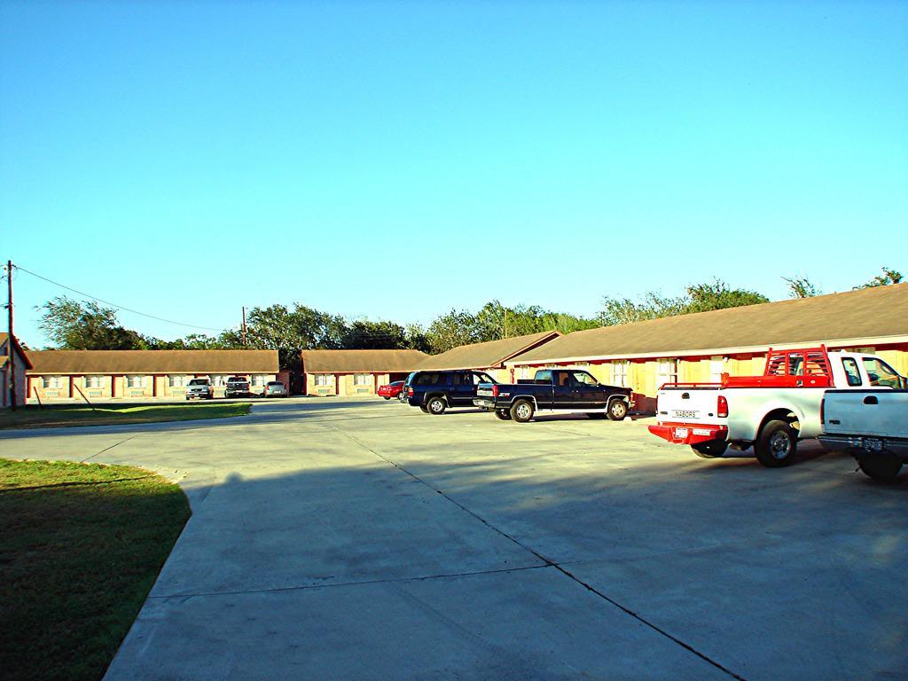 Lakeside Inn & Suites Mathis Exterior photo