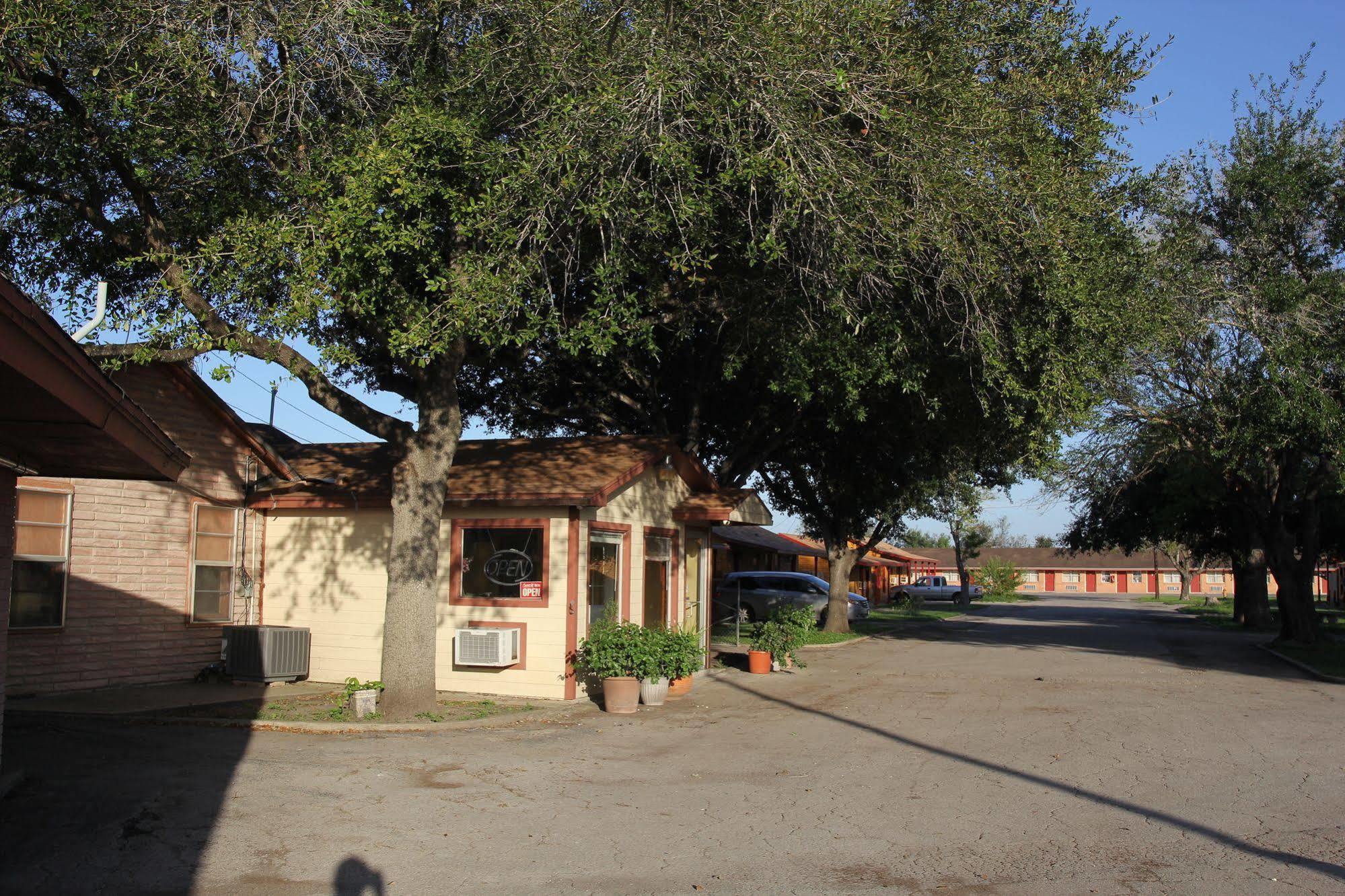 Lakeside Inn & Suites Mathis Exterior photo